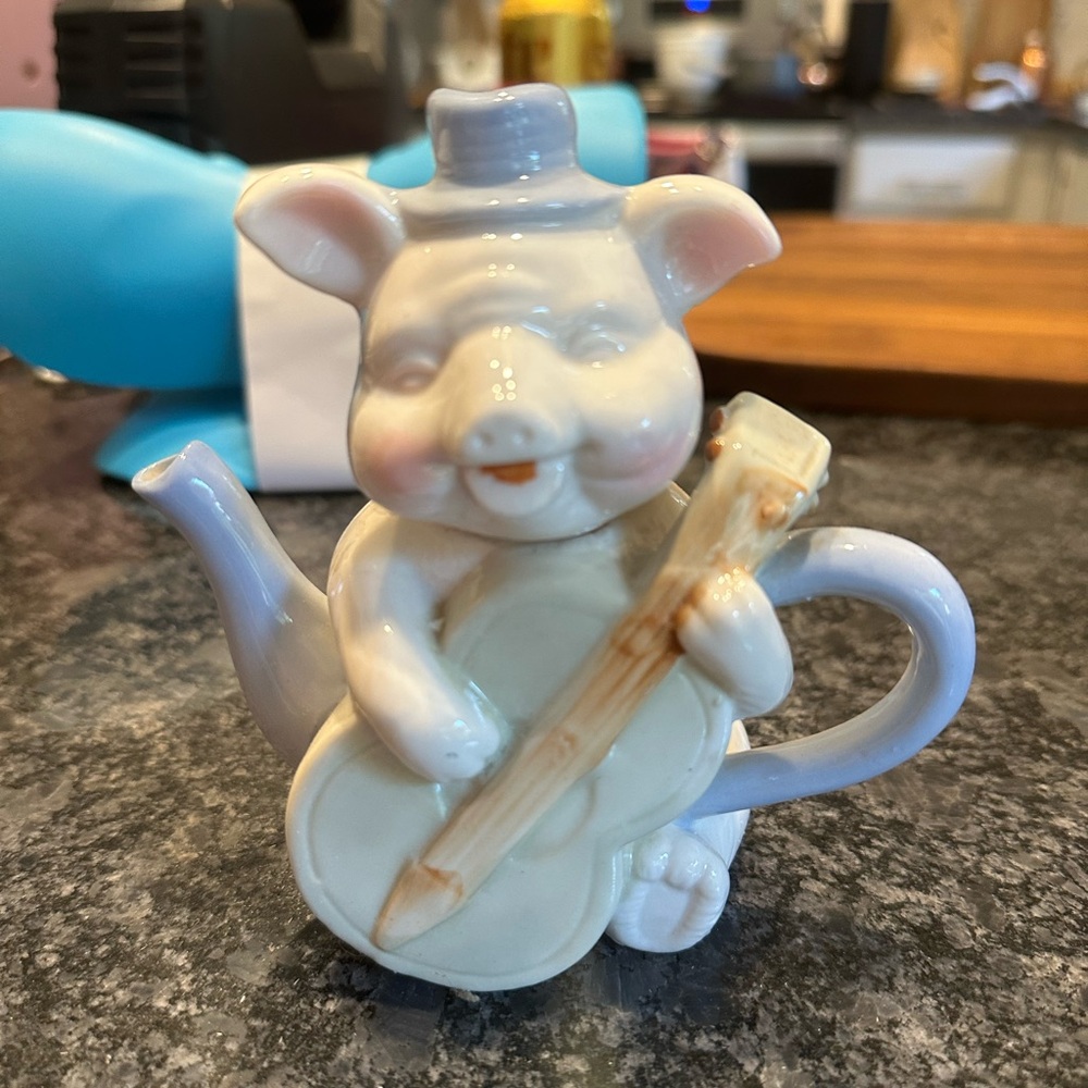 Novelty Pig play guitar mini teapot